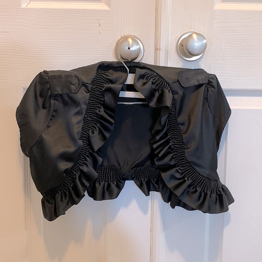 Médium black polyester throw over